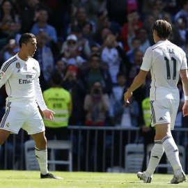 El delantero portugués del Real Madrid, Cristiano Ronaldo, celebra uno de sus goles ante el Granada. /EFE
