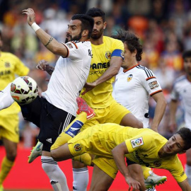 Negredo intenta un remate durante el partido. EFE/Kai Försterling