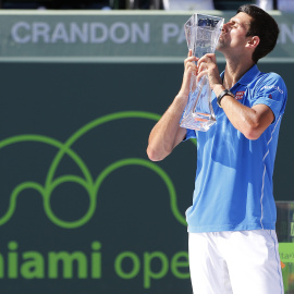 Djokovic, con su trofeo de campeón de Miami. REUTERS