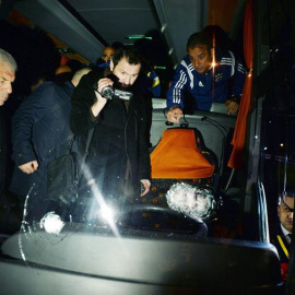 El autobús del Fenerbahce, tras ser atacado. EFE