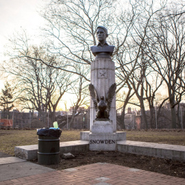 El busto de Edward Snowden en el parque Fort Greene, en el barrio neoyorquino de Brooklyn. REUTERS/Aymann Ismail