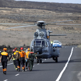 Un helicóptero Súper Puma participa en simulacro de accidente aéreo en Canarias realizado en las cercanías de la base aérea de Gando.