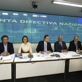 El presidente del Gobierno, Mariano Rajoy, en el centro, durante la reunión de la Junta Directiva Nacional del PP. EFE/Javier Lizón