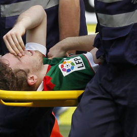 Muniain se retira lesionado en el Sánchez Pizjuán. EFE/José Manuel Vidal