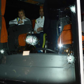 El autobús del Fnerbahce, tras el ataque. EFE
