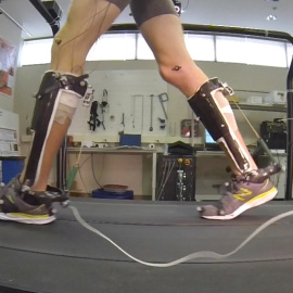 Un voluntario anda con el exoesqueleto en una pierna durante uno de los experimentos. /Universidad Carnegie Mellon