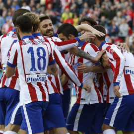 Los jugadores del Atlético de Madrid celebran el gol marcado por el delantero francés Antoine Griezmann.- EFE