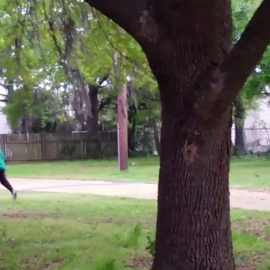 Momento en el que el policía de North Carolina dispara a Walter Scott, un hombre negro de 50 años. / REUTERS