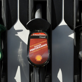 Los logos de Shell en un surtidor de un gasolinera de la compañía en Londres. REUTERS/Toby Melville/Files