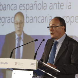 El gobernador del Banco de España, Luis María Linde, durante su intervención en un encuentro sobre los retos de la banca española. EFE/Paco Campos