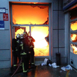 Labores de extinción del incendio desatado en el concesionario de coches. / CAM