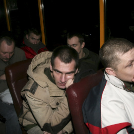 Soldados ucranianos viajan en autobús tras ser liberados a las afueras de Donetsk. / REUTERS