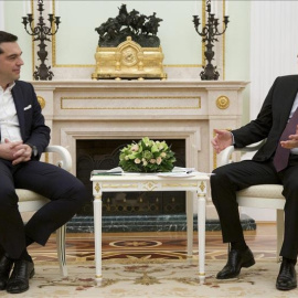 El presidente ruso, Vladímir Putin (d), habla con el primer ministro girego, Alexis Tsipras (c). / EFE