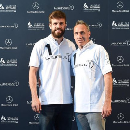 Gerard Piqué junto a Alex Corretja. /FUNDACIÓN LAUREUS