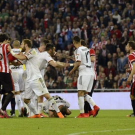 Tangana entre los jugadores del Valencia y del Athletic en la jugada de la expulsión de Otamendi. /EFE