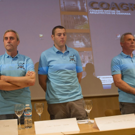 El espeleólogo Juan Bolívar Bueno, durante la rueda de prensa ofrecida en Granada, en la que ha detallado los seis días que transcurrieron desde que se despeñaron por un barranco hasta que fueron rescatados./ EFE-MIGUEL ANGEL MOLINA