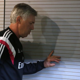 El técnico del Real Madrid, Carlo Ancelotti, hoy a su llegada a la rueda de prensa. /EFE