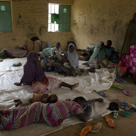 Mujeres y niños descansan en las antiguas aulas de la escuela de Gueidam ahora reconvertidas en campo de desplazados./ JUDIT PRAT