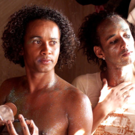 Edinha y Sabrina, preparándose para el Carnaval de Mindelo./ TCHINDAS.COM