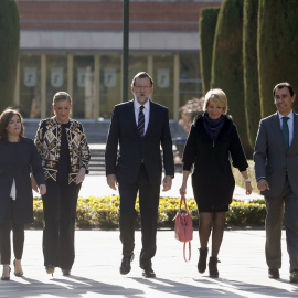 El presidente del Gobierno y candidato a la reelección, Mariano Rajoy, acompañado de la vicepresidenta, Soraya Sáenz de Santamaría, la presidenta de la Comunidad madrileña, Cristina Cifuentes, la presidenta del PP de Madrid, Esperanza Aguir