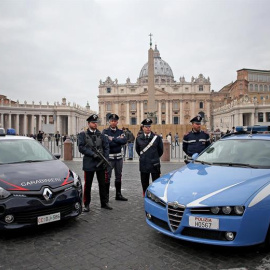 Agentes de policía italianos patrullan junto a la plaza de San Pedro en Roma. EFE