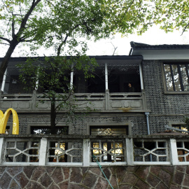 Fotografía de la residencia del antiguo líder taiwanés y del Partido Nacionalista Chino (Kuomintang, KMT) Chiang Ching-kuo, hijo de Chiang Kai-shek, convertida en un McDonald's en Hangzhou (China). EFE/Long Wei