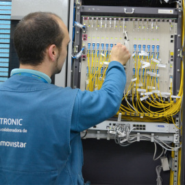 Un trabajador de una de las contratas de Telefónica.