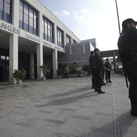 Agentes de la Policía Nacional vigilan el Puerto de Algeciras. / EFE