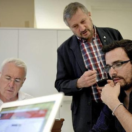 El líder de IU, Cayo Lara y el candidato a la presidencia del Gobierno, Alberto Garzón acompañados por el exeurodiputado Willy Meyer, siguen la información de la jornada electoral de las autonómicas -EFE