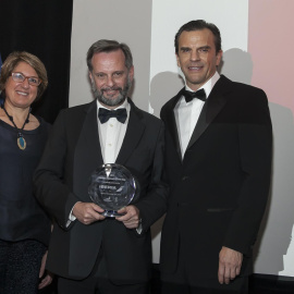 El director de Comunicación, Relaciones Institucionales y RSC de Iberia, Juan Cierco, con el premio a la aerolína concedido por la Cámara de Comercio de España-Estados Unidos en Miami.