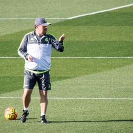Rafa Benítez en el entrenamiento de este viernes en Valdebebas. /EFE