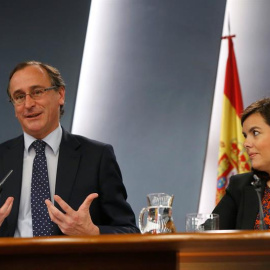 La vicepresidenta del Gobierno, Soraya Sáenz de Santamaría, y el ministro de Sanidad, Alfonso Alonso, durante la rueda de prensa posterior a la reunión del Consejo de Ministros celebrada en el Palacio de la Moncloa. EFE/Juan Carlos Hidalgo