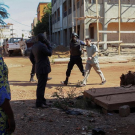 Un rehén es escoltado por personal militar de Mali a su salida del hotel de lujo Radisson Blu en Bamako, Mali, EFE/Str