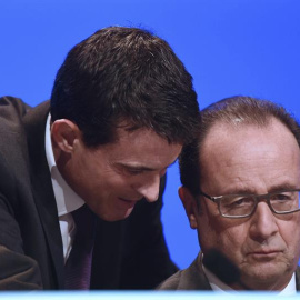 El presidente galo, François Hollande, escucha a su primer ministro, Manuel Valls, en París. / EFE