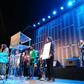 Fotografías y nombres de 4.000 víctimas del franquismo en el escenario del acto. / ÒMNIUM CULTURAL