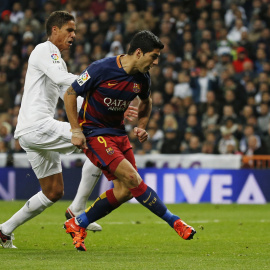 Luis Suárez en el momento del remate con el que hizo el cuarto gol del Barcelona en el Bernabéu. Reuters / Sergio Perez