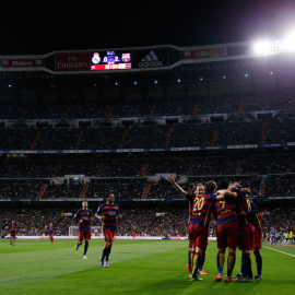 Los jugadores del Barça celebran el segundo gol al Madrid. Reuters / Juan Medina