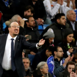 Rafa Benítez, en un momento del partido ante el Barcelona. EFE/Javier Lizón