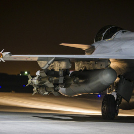 Un cazabombardero francés de los que participan en los ataques contra Al Raq en Siria. REUTERS/S. Dupont/Armee de l'Air
