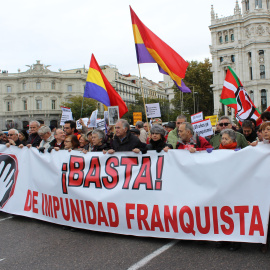 Varios convocantes sujetan la pancarta con el lema "Basta de impunidad franquista". D.N.