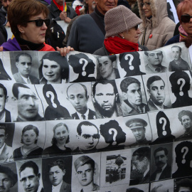 Una pancarta con el rostro de víctimas franquistas. / D. Narváez