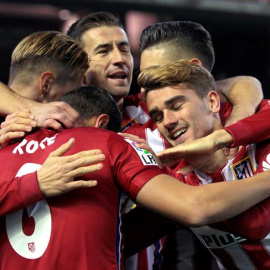 Los jugadores del Atlético de Madrid celebran el primer gol del equipo ante el Real Betis, durante el partido de Liga de la jornada duodécima de Primera División que se disputa esta noche en el estadio Benito Villamarín, en Sevilla. EFE/Jul