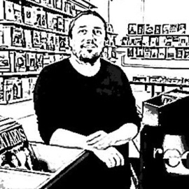 Fernando Velasco, rodeado de libros y vinilos en la tienda Bajo el volcán. / HENRIQUE MARIÑO