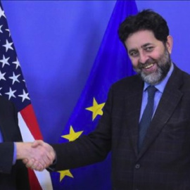 El jefe negociador estadounidense, Dan Mullaney (i), estrecha la mano del jefe del equipo negociador de la Unión Europea (UE) para el acuerdo comercial transatlántico con EEUU, Ignacio García Bercero. EFE