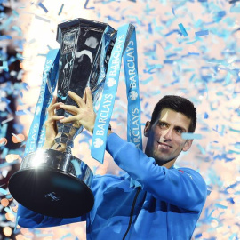El serbio Novak Djokovic levanta el trofeo de 'Maestro' tras imponerse en la final a Federer. /EFE