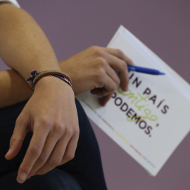 Detalle de las tarjetas del director de campaña de Podemos, Íñigo Errejón, durante la presentación de los elementos centrales de la campaña de su formación para las elecciones generales del 20-D. EFE/Ballesteros