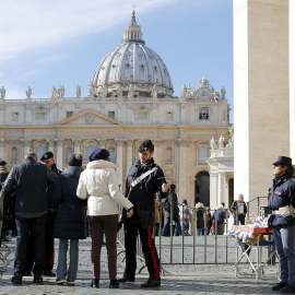 Agentes de los Carabineros italianos chequean a las personas que acceden a la Plaza de San Pedro. REUTERS/Alessandro Bianchi