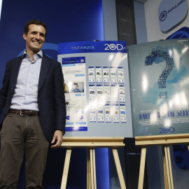 El vicesecretario de Comunicación del PP, Pablo Casado, posa junto a los carteles electorales, en la presentación de campaña del Partido Popular (PP). EFE/Fernando Alvarado