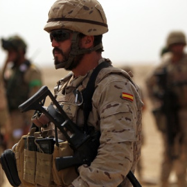 Un soldado español durante unas maniobras.-EFE