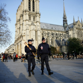 Agentes de policía patrullan frente a la catedral de Notre Dame de París. EFE/Yoan Valat
